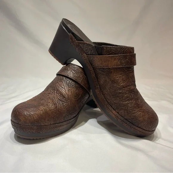 Crocs Brown Embossed Leather-Look Heeled Mules Slide On Women’s Size 10 Shoes - Picture 1 of 16